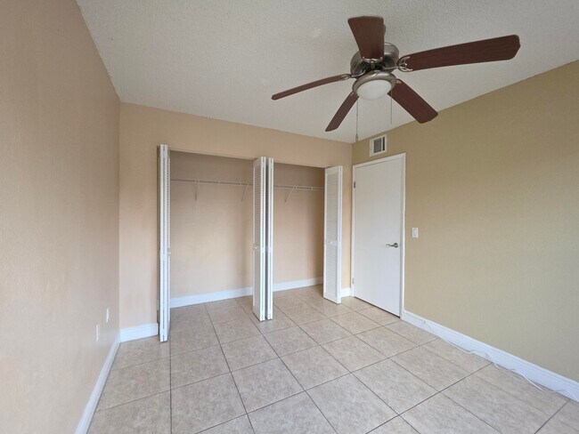 Building Photo - 1542 Lake Crystal Dr