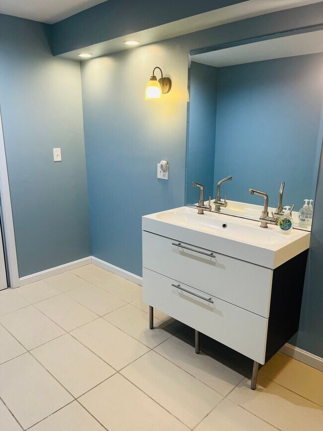 Building Photo - Spacious 3-Bedroom Home in Sought-After Be...