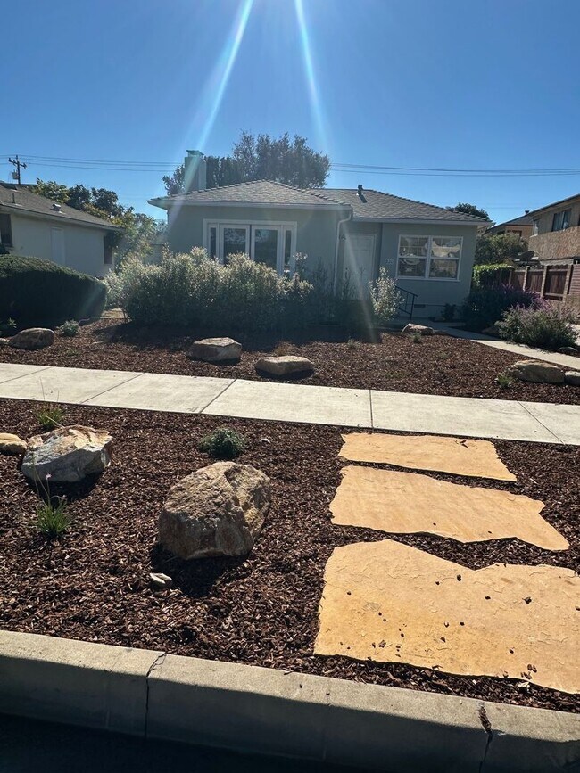 Building Photo - Cute NE 2 Bedroom, 1 Bath Home close to Hancock College