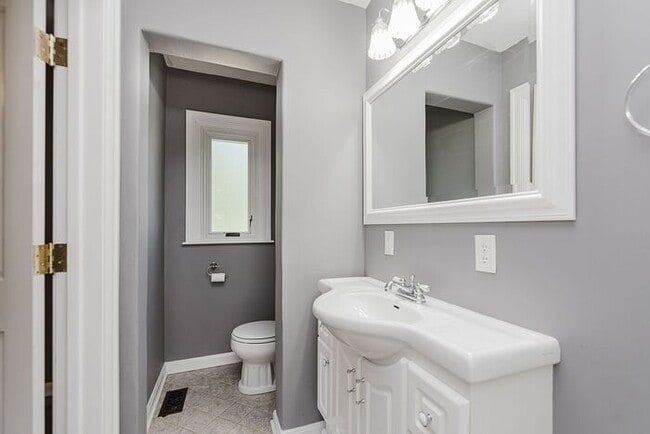 Building Photo - Elegant Updated Meridian-Kessler Home on E...