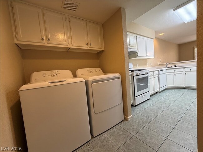 Building Photo - 2836 Lone Cliff Dr