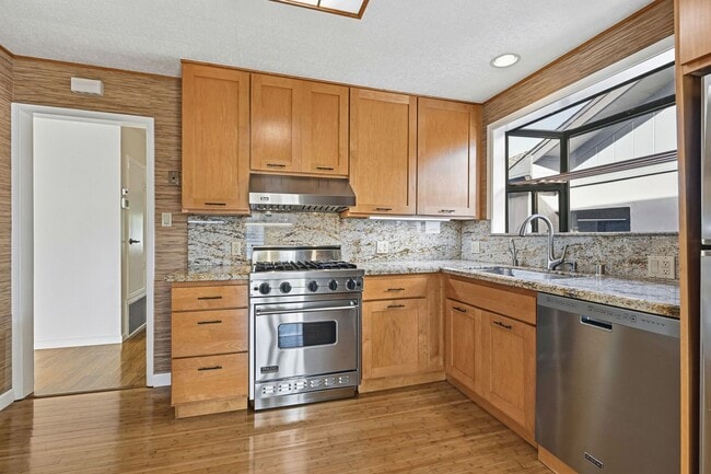 Building Photo - Spacious Three Bedroom Home in Forest Knol...