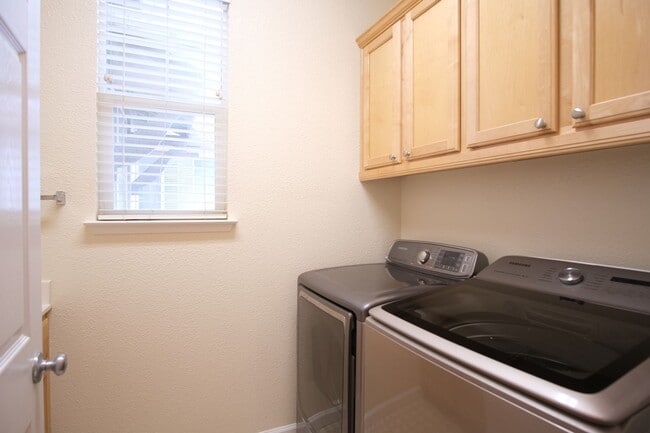 Building Photo - Charming 4-bedroom, 2.5-bathroom home