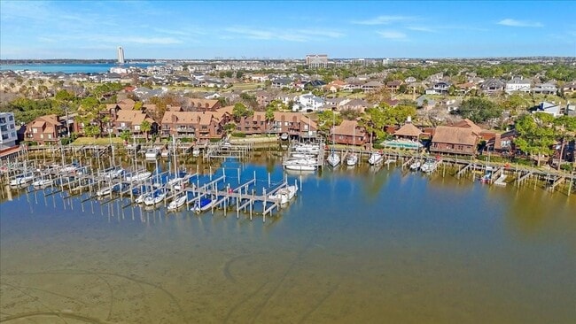 Building Photo - 727 Davis Rd