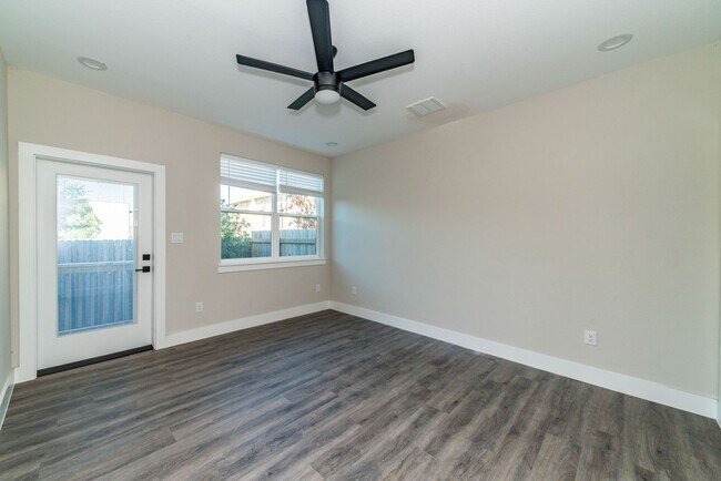 Building Photo - 1618 W Lawndale Dr