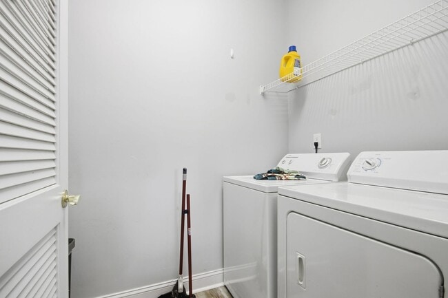 Building Photo - 3-Bedroom, 2Bath Condo end unit