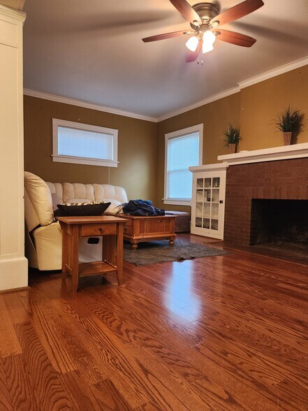 Living Room - 510 N Institute Pl