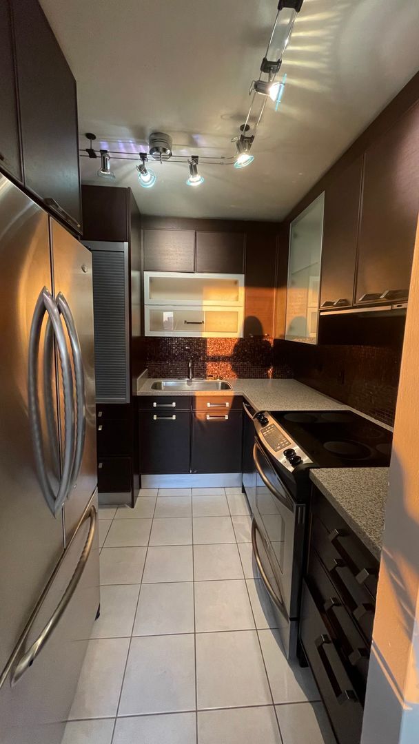Building Photo - Nice 1 bedroom Condo in Gold Coast/Old Town