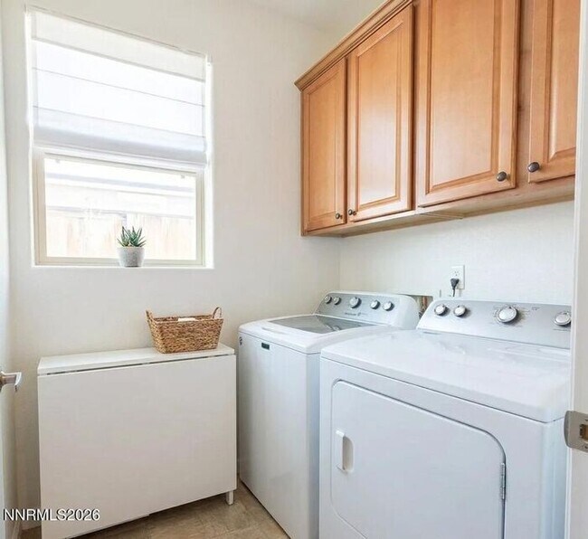 Building Photo - Beautiful 3 Bed 2 Bath in 89436 - AVAILABLE NOW!