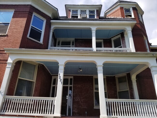 Primary Photo - 1221 Laurel Ave