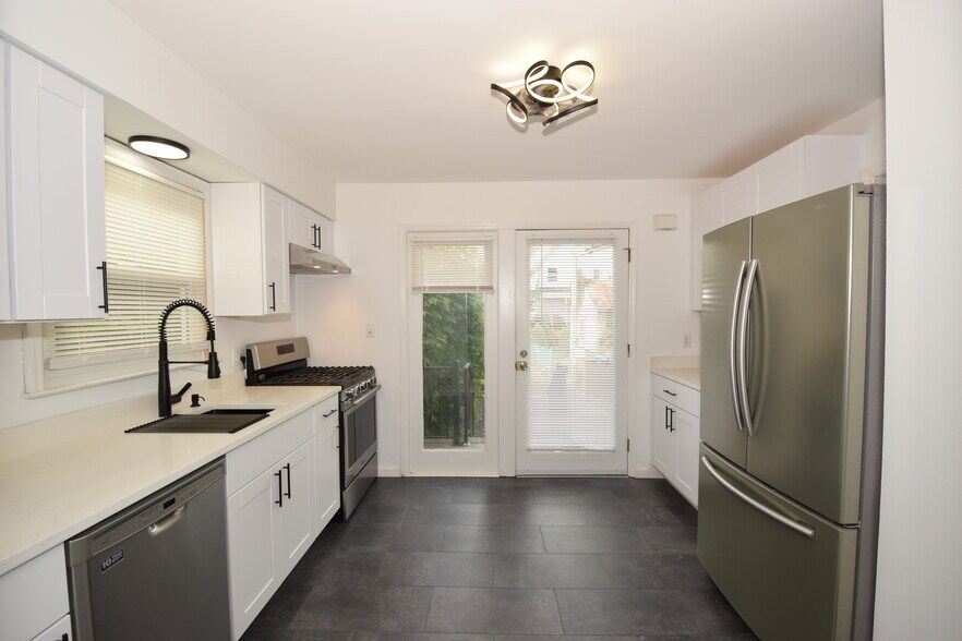 Backyard access from kitchen - 40 Glaser Ave