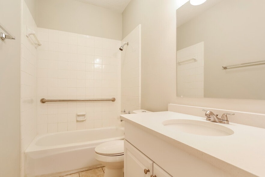 Building Photo - 6615 Bluebottle Ln