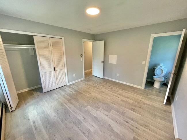 Building Photo - Spacious 4 Bed / 3 Bath Single-Family Home...