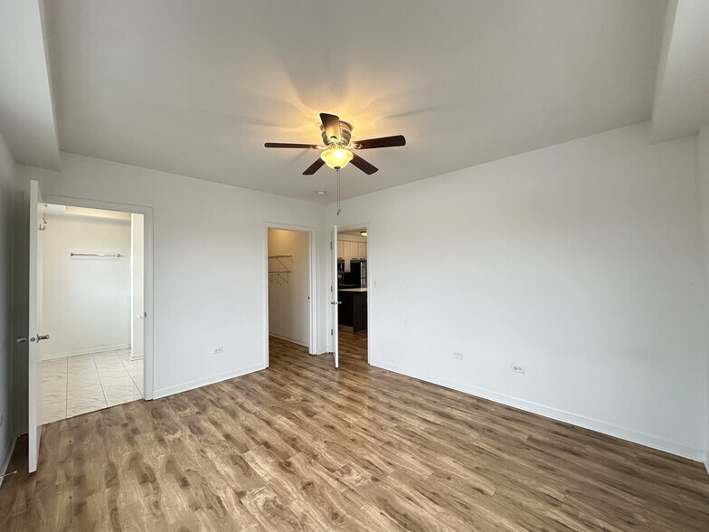 Building Photo - 1544 W Glenlake Ave