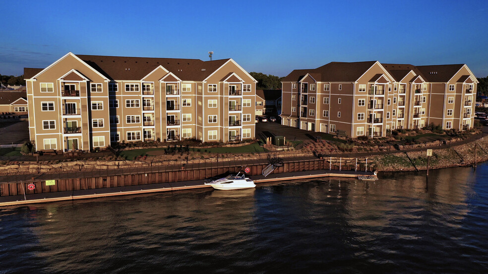 Boat Docks and Riverwalk - 600 River Road Apartments