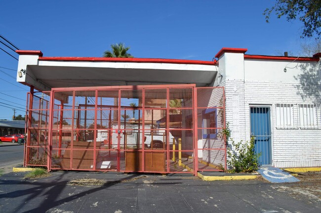 Building Photo - 1416 Victoria St
