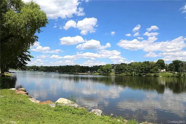 Building Photo - 12 Mamanasco Rd