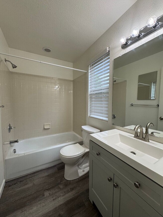Building Photo - Updated 3 Bedroom in Springs Ranch