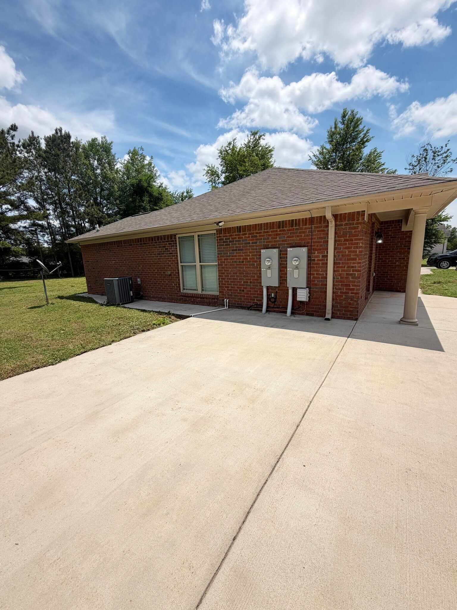 Building Photo - 127 Hedge Ln