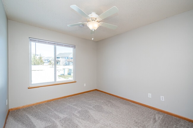 Building Photo - 1890 Goose Lake Cir