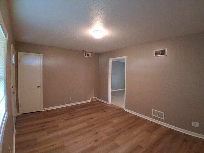 Building Photo - Large Home For Rent!