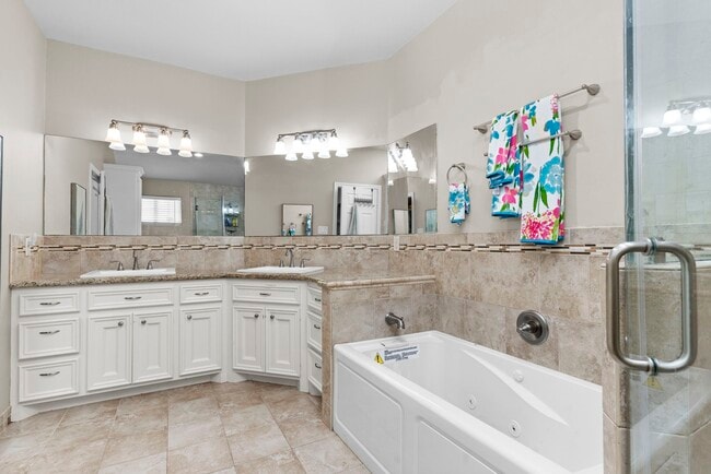 Building Photo - 631 Apache St