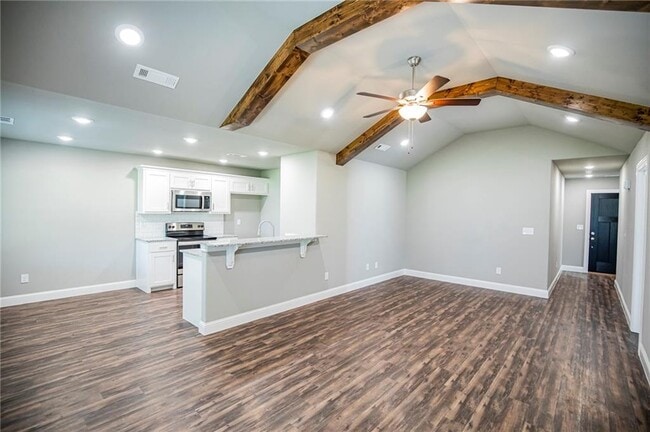 Building Photo - 508 E Osage Trce