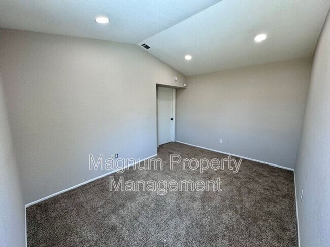 Building Photo - 39739 Creative Dr