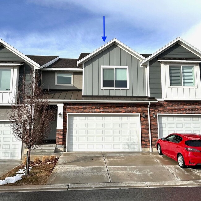 Building Photo - Beautiful townhome walking distance to eve...
