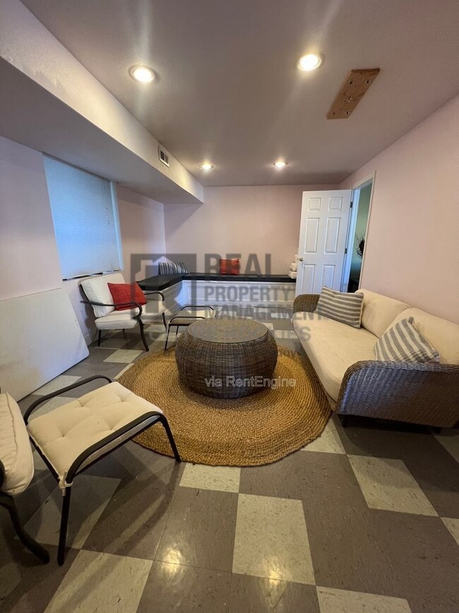 Building Photo - 1400 Hastings Dr