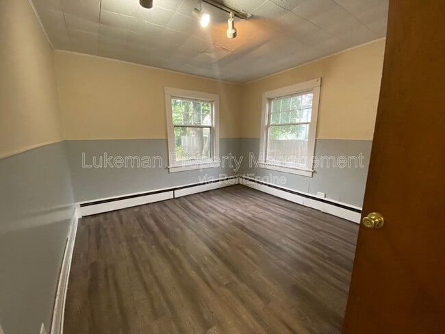 Building Photo - 513 Village St