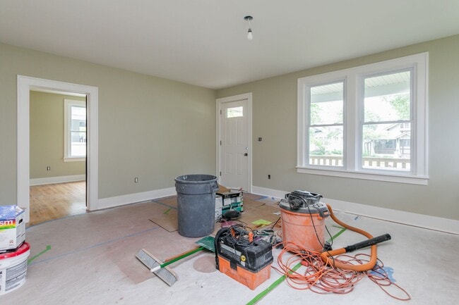 Building Photo - Recently Renovated Central Columbia Bungalow!