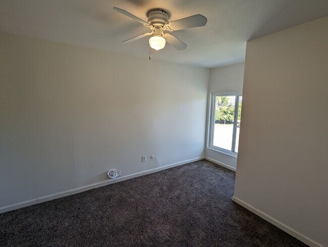 Building Photo - 3 Bedroom 2.5 Bathroom Two Story Townhome in Spring Valley