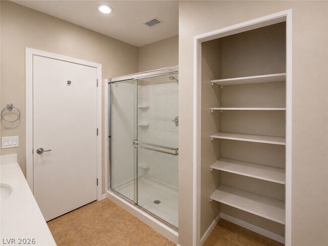Building Photo - 6868 Sky Pointe Dr
