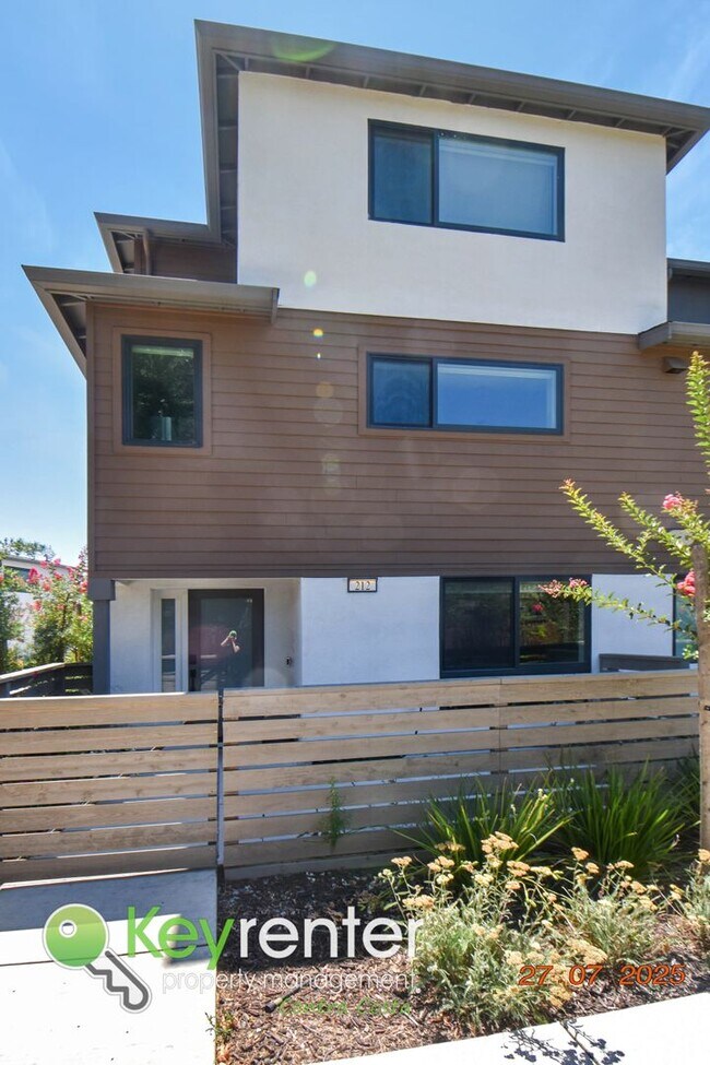 Building Photo - Newer Energy Efficient Luxury Townhouse in...