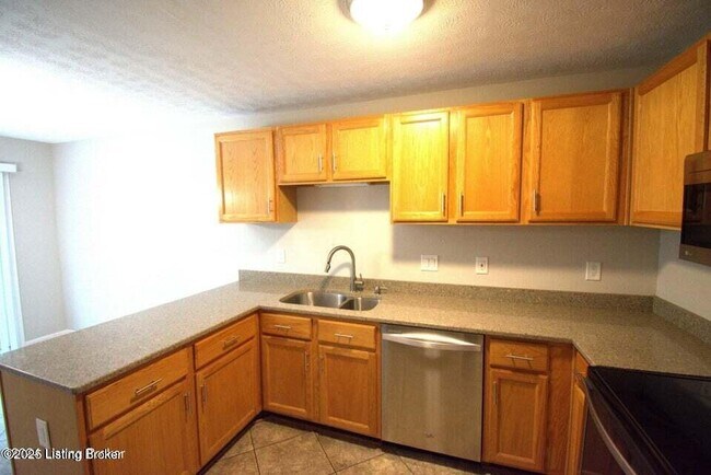 Building Photo - 10407 Pinoak View Dr