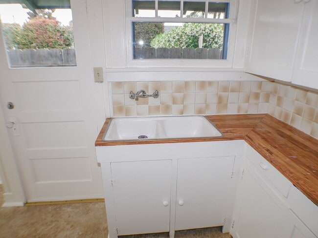 Building Photo - Historical Cottage!