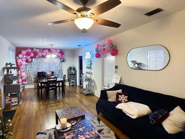 Primary Photo - Large 3 Bedroom, 2 Bathroom Home w/ Study ...