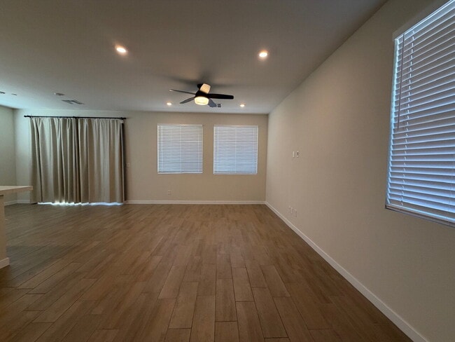 Building Photo - GORGEOUS 4 BED 3 BATH 2 CAR GARAGE SINGLE FAMILY HOME W/ LOFT, VAULTED ENTRYWAY, BACKYARD, AND BE...