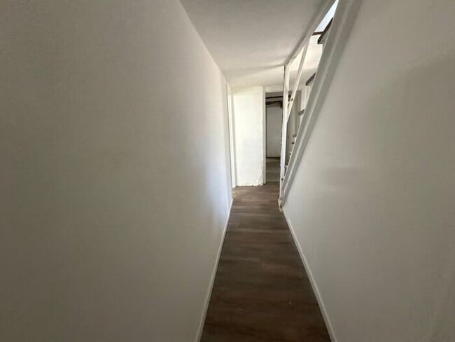 Building Photo - Beautifully renovated with mother in law s...