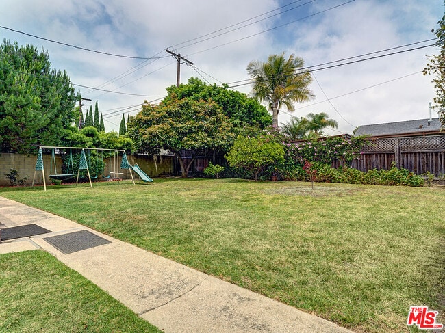 Building Photo - 8716 Bleriot Ave