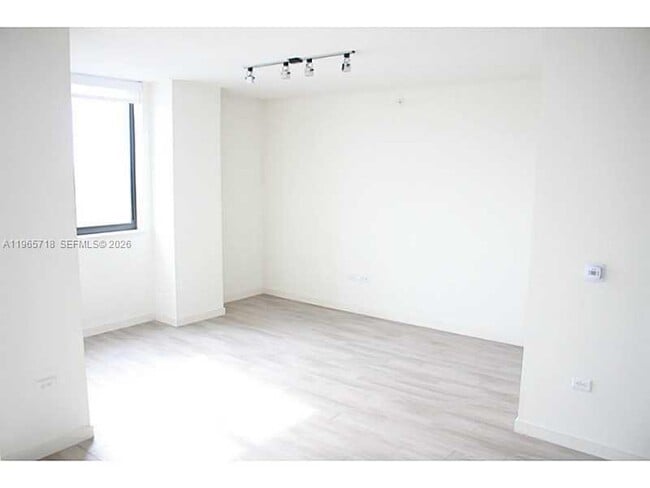 Building Photo - 999 SW 1st Ave