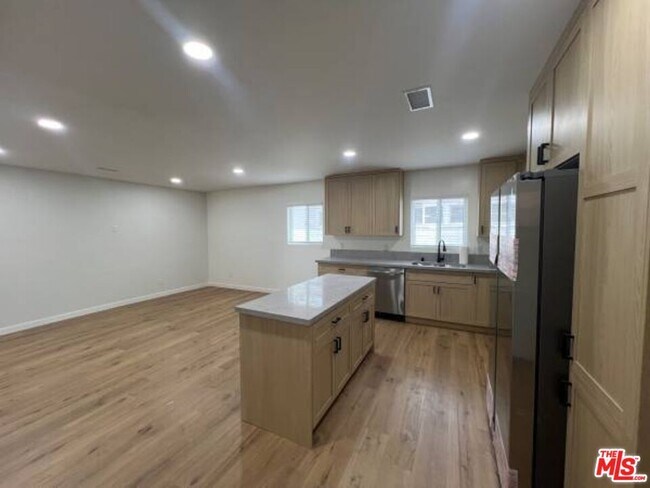 Building Photo - 4852 Topanga Canyon Blvd