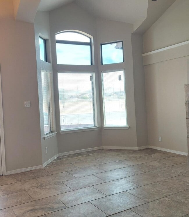 Building Photo - 3 bedroom 2 bathroom beautiful rental ! Available November