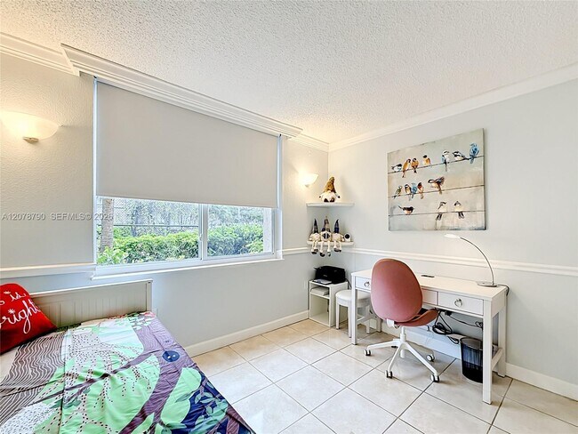 Building Photo - 9350 Fontainebleau Blvd