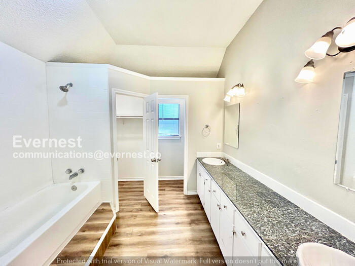 Building Photo - 1029 Matthew St