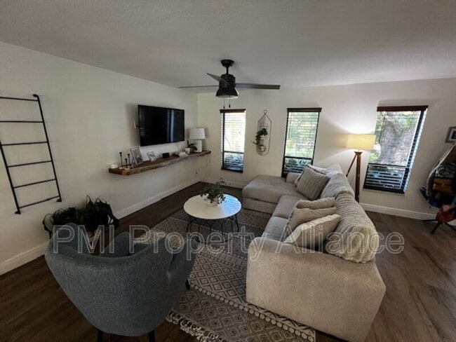 Building Photo - 4044 Tenita Dr