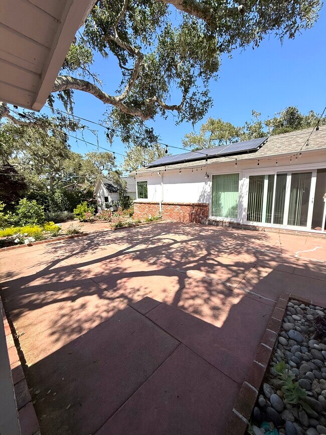 Building Photo - 810 Martin St