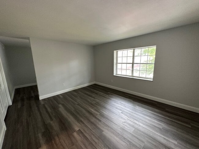 Building Photo - 906 Erdner Ave