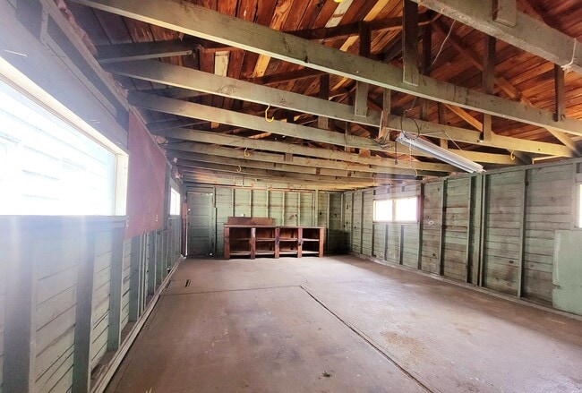 Building Photo - Spacious Yard and Detached Garage - Captiv...